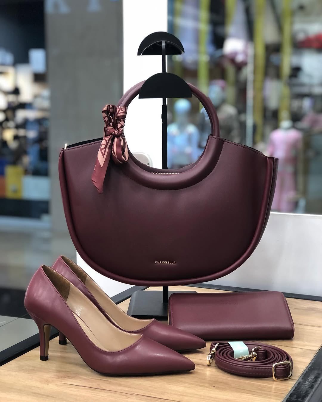 All these beautiful 𝐇𝐚𝐧𝐝𝐛𝐚𝐠𝐬 are available in stock now.