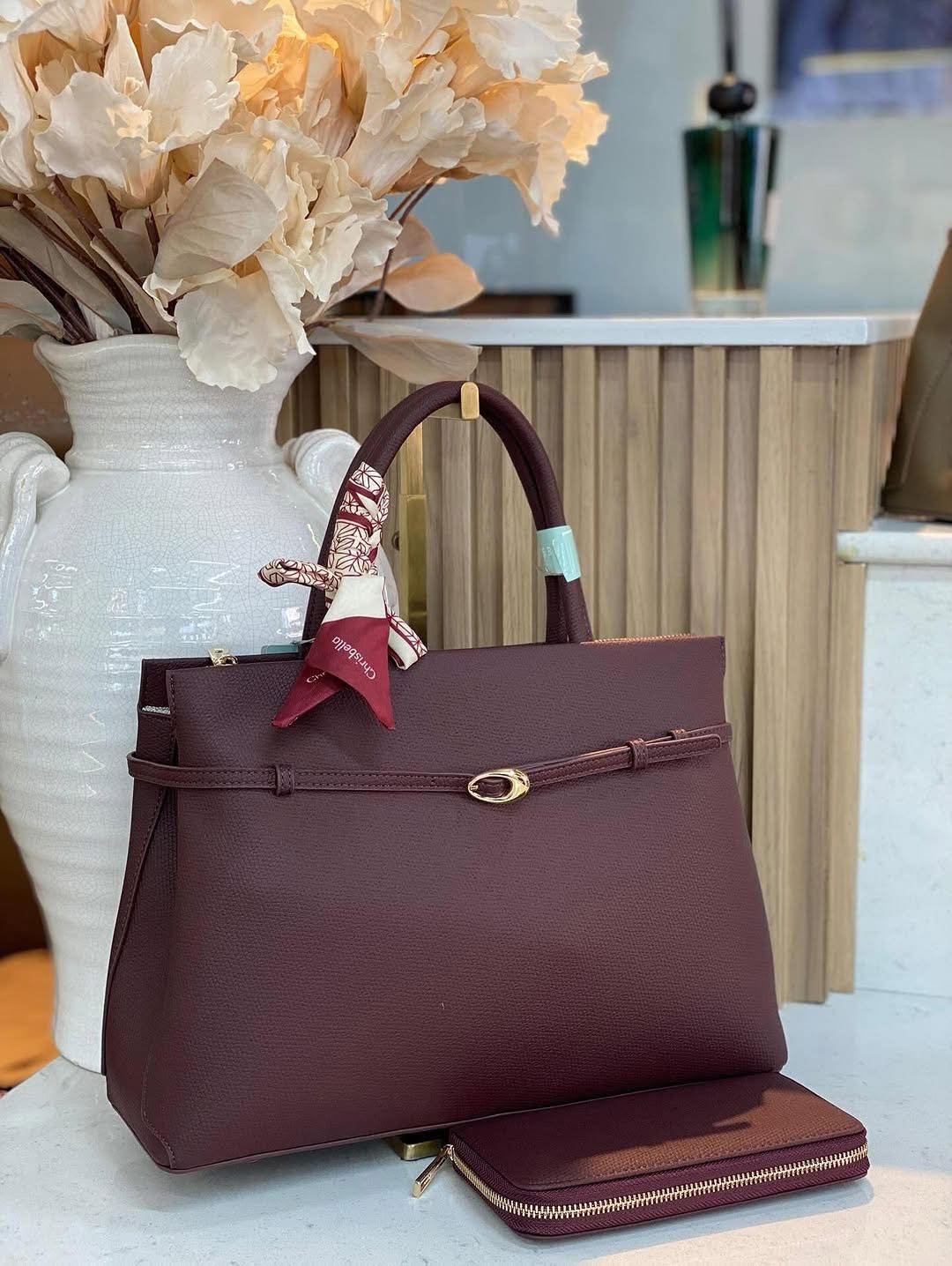 All these beautiful 𝐇𝐚𝐧𝐝𝐛𝐚𝐠𝐬 are available in stock now.