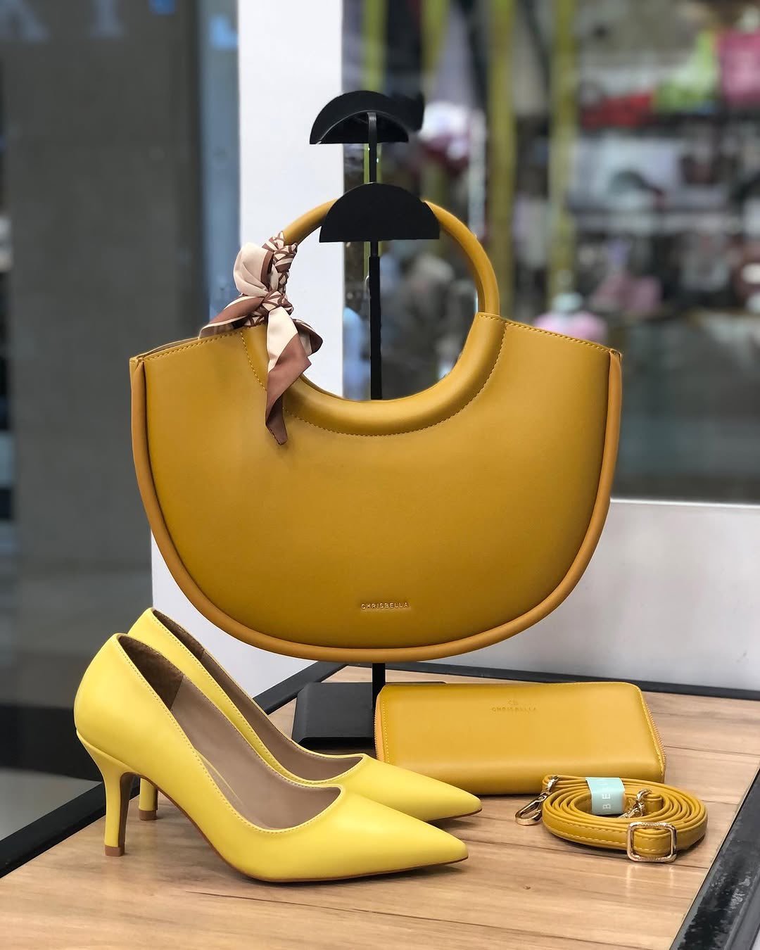 All these beautiful 𝐇𝐚𝐧𝐝𝐛𝐚𝐠𝐬 are available in stock now.