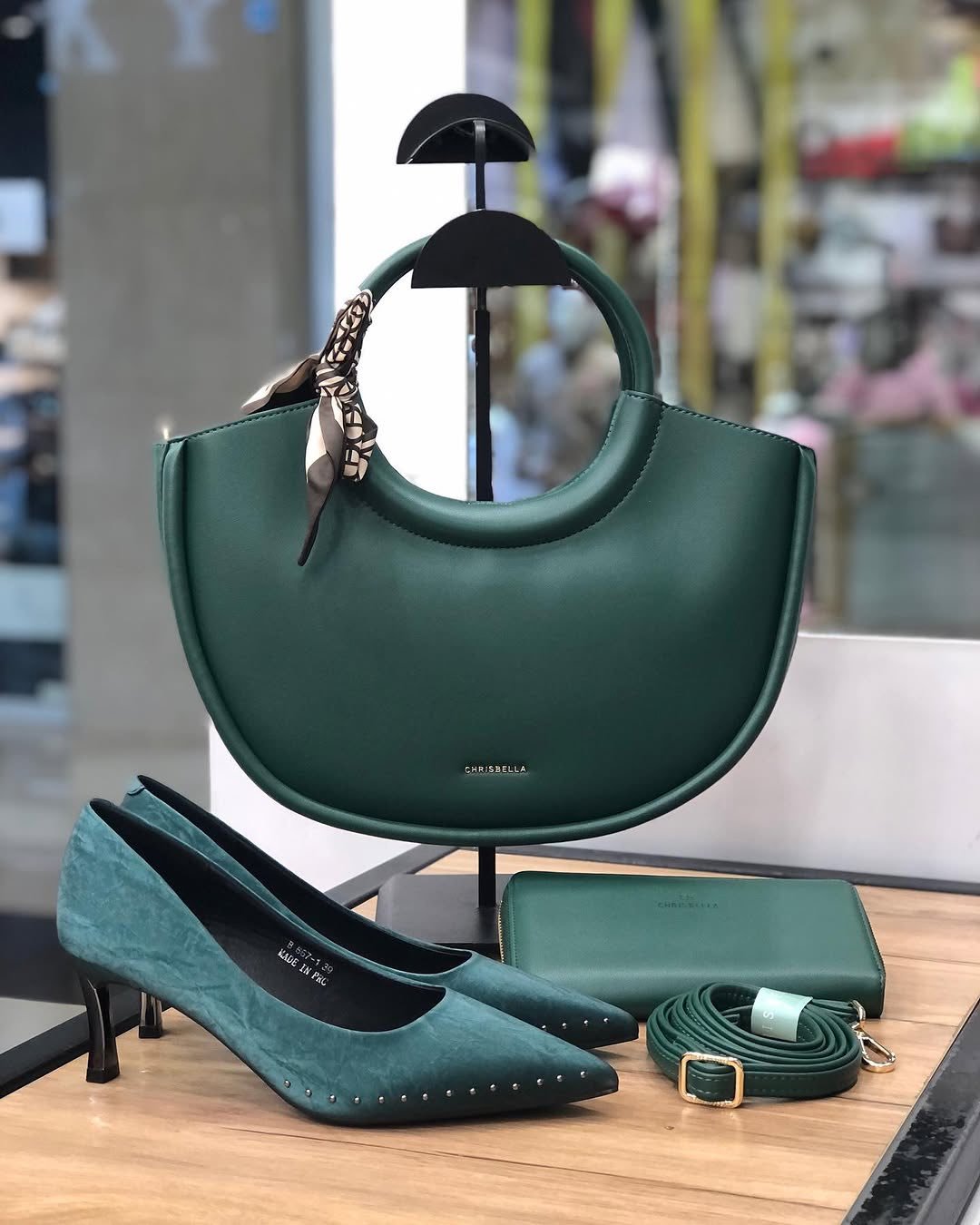 All these beautiful 𝐇𝐚𝐧𝐝𝐛𝐚𝐠𝐬 are available in stock now.