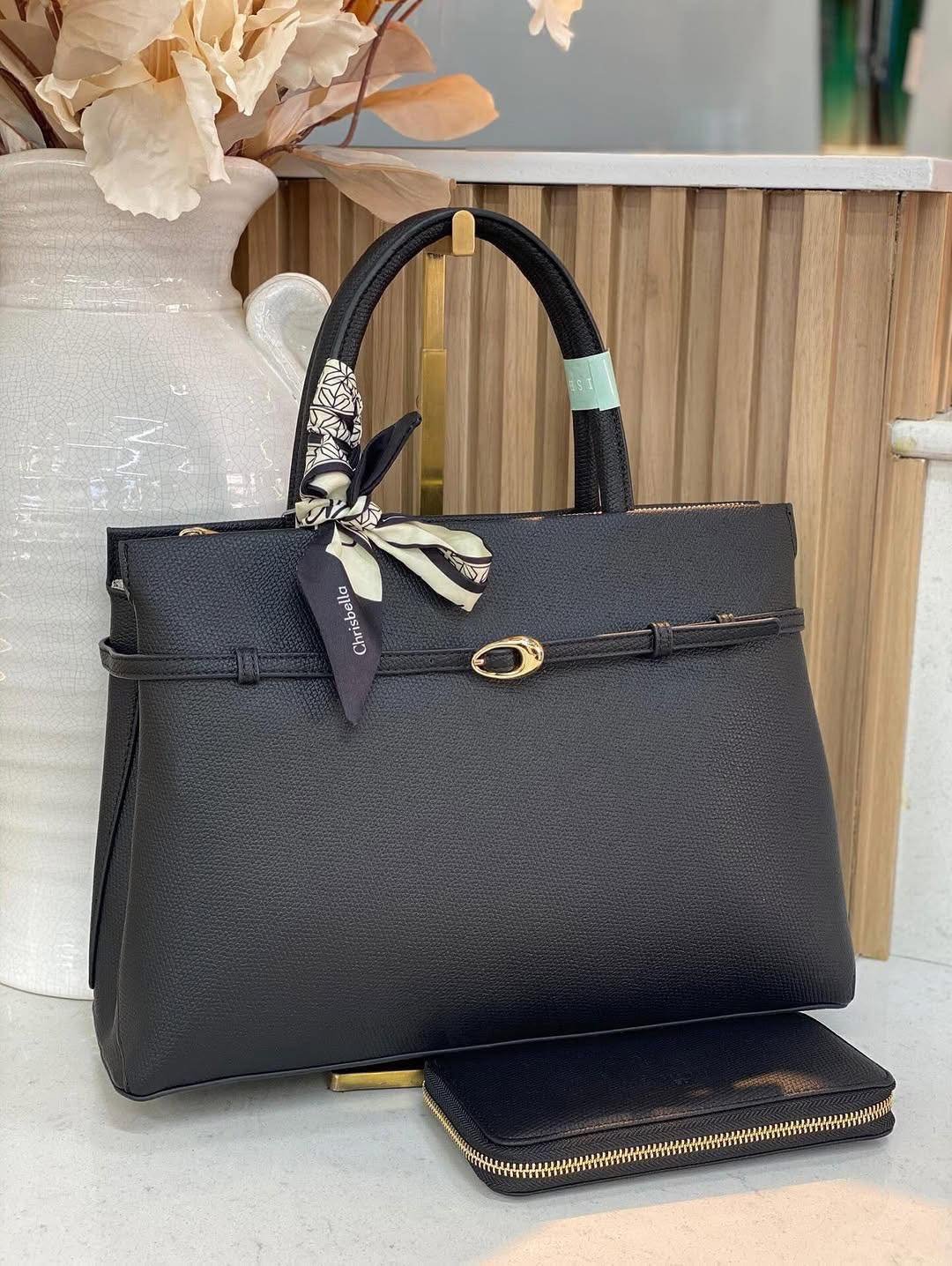 All these beautiful 𝐇𝐚𝐧𝐝𝐛𝐚𝐠𝐬 are available in stock now.