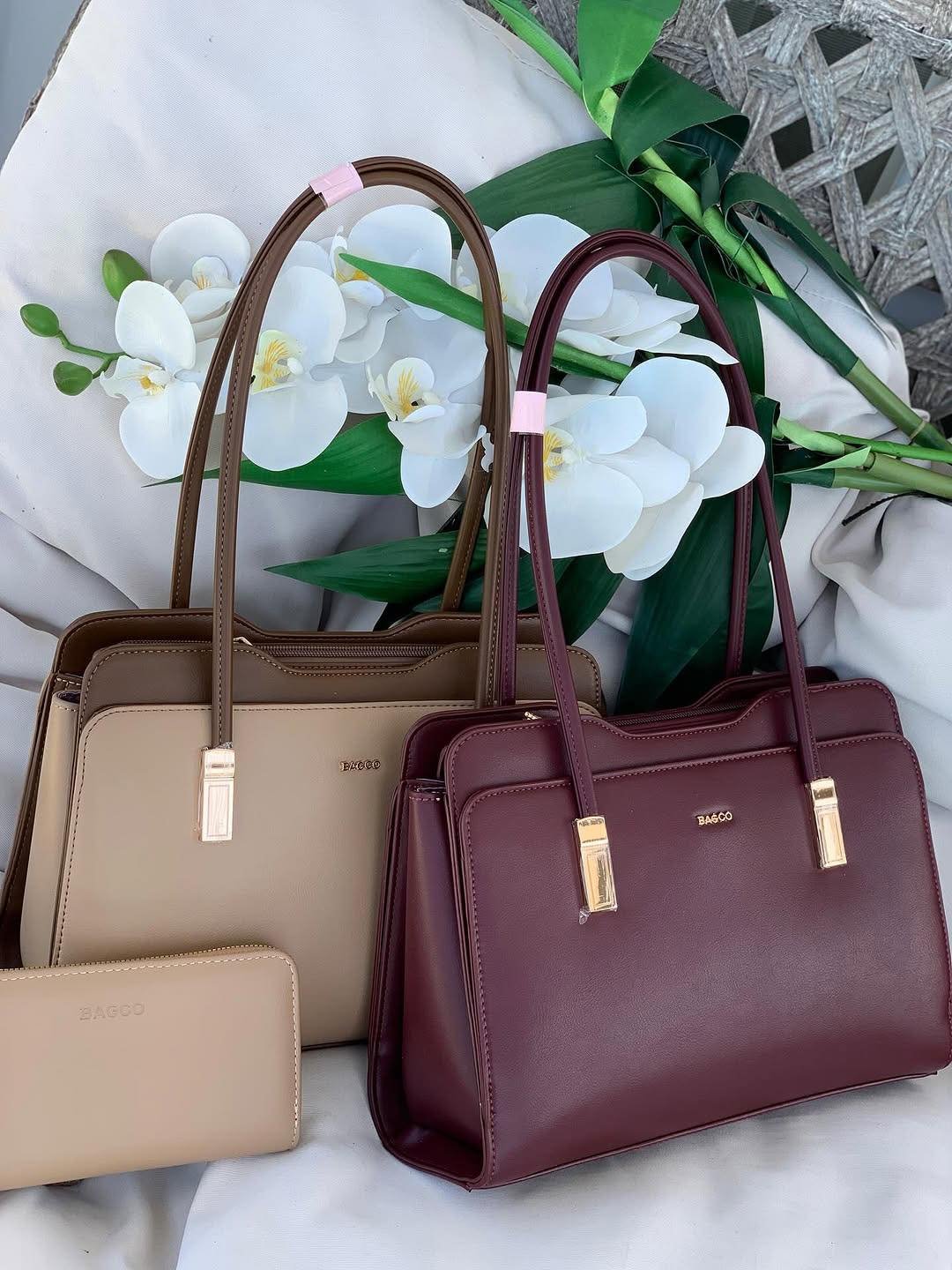 All these beautiful 𝐇𝐚𝐧𝐝𝐛𝐚𝐠𝐬 are available in stock now.