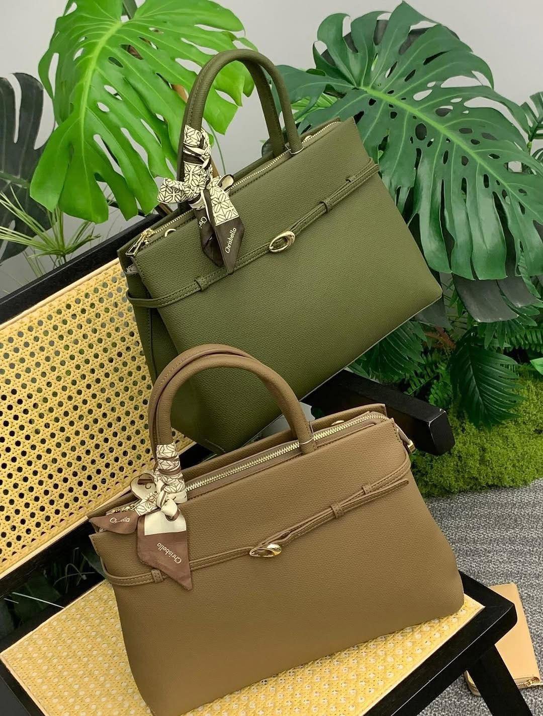 All these beautiful 𝐇𝐚𝐧𝐝𝐛𝐚𝐠𝐬 are available in stock now.